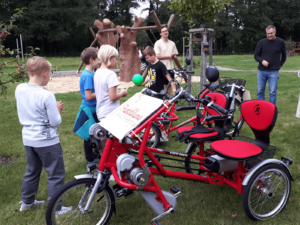 Kinder stehen am Parallel-Tandem