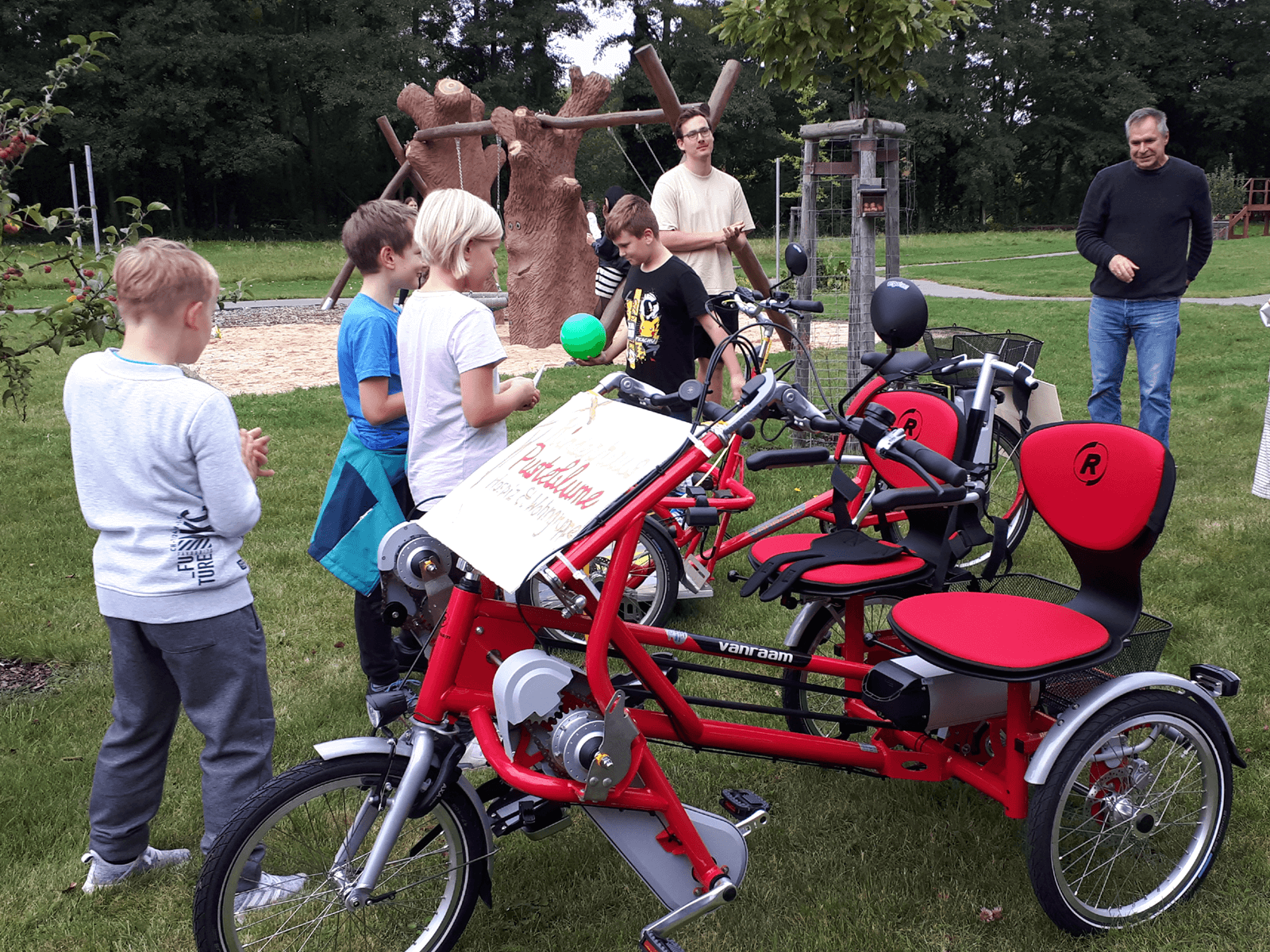 Kinder stehen am Parallel-Tandem